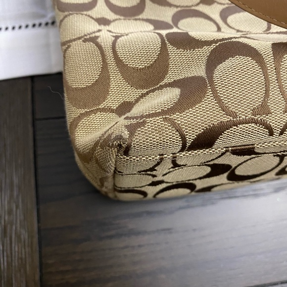 Coach hand bag. - Picture 2 of 10